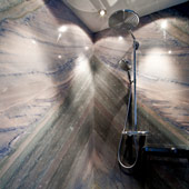 Dusche in Azul Imperial Großformat spiegelbild