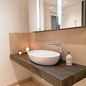 Waschtisch in Schiefer Multicolor / Travertin Beige