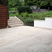 Terrassenplatten in Ivory Brown Oberfläche geflammt gebürstet