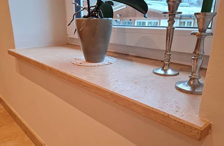 Fensterbank in Travertin beige Oberfläche gespachtelt und gebürstet