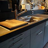 Küchenarbeitsplatte in Nero Assoluto Classic Oberfläche antik