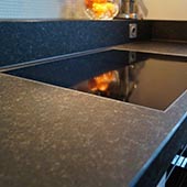 Küchenarbeitsplatte in Nero Assoluto Classic Oberfläche antik
