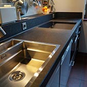 Küchenarbeitsplatte in Nero Assoluto Classic Oberfläche antik