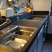 Küchenarbeitsplatte in Nero Assoluto Classic Oberfläche antik