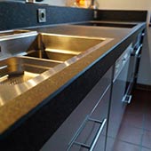 Küchenarbeitsplatte in Nero Assoluto Classic Oberfläche antik
