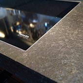 Küchenarbeitsplatte in Nero Assoluto Classic Oberfläche antik