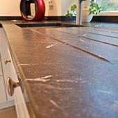 Arbeitsplatte Brecia Imperiale mit Abtropfrillen
