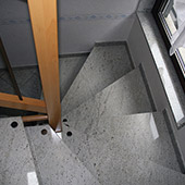 Bolzentreppe Freitragend in Kashmir white