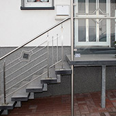 Stahlwangentreppe Granit Padang Dunkel / Andra Grau Oberfläche geflammt