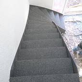 Blechwangentreppe mit granit nero Impala Oberfläche satiniert