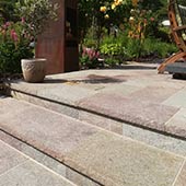 Treppe und Terrasse in Porphyr