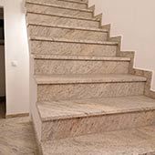 Treppe in Granit Ciello Ivory Oberfläche satiniert