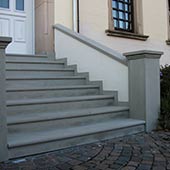 Sandsteintreppe in Grau/Grün