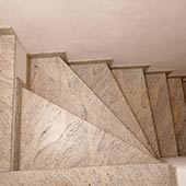 Treppe in Granit Ciello Ivory Oberfläche satiniert