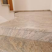 Treppe in Granit Ciello Ivory Oberfläche satiniert